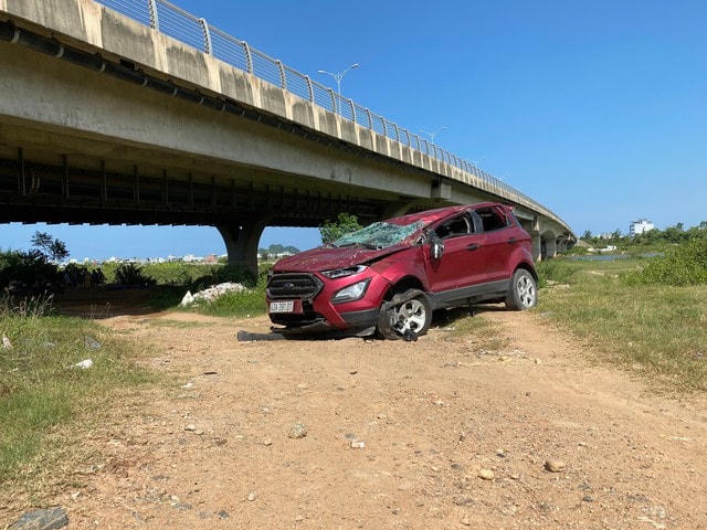 Trụ cầu bị đâm gãy và chiếc ô tô 5 chỗ vừa rơi xuống chân cầu.