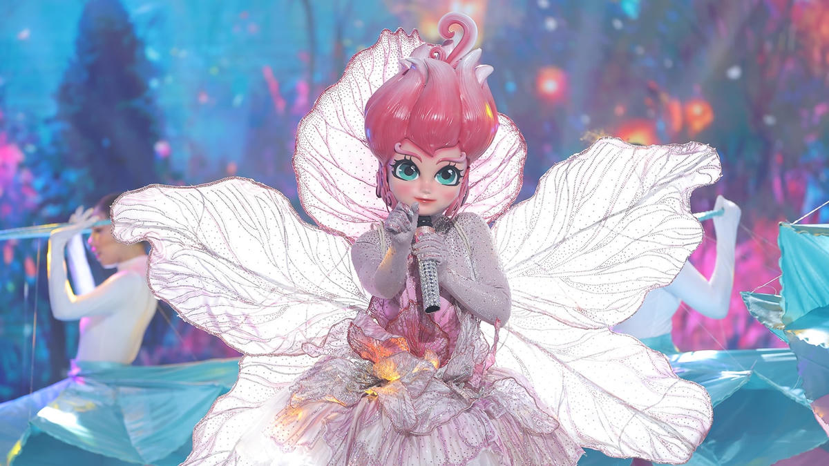 Sự xuất hiện của mascot Nàng Tiên Hoa khiến khán giả vô cùng thích thú. 