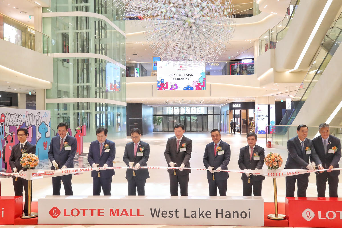 Chủ tịch UBND TP Hà Nội Trần Sỹ Thanh cùng các lãnh đạo Tập đoàn Lotte Hàn Quốc cắt băng khánh thành chính thức khai trương tổ hợp Lotte MALL West Lake Hanoi.