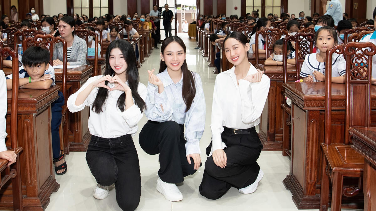 Á Hậu Phương Nhi, Hoa Hậu Mai Phương và Hoa Hậu Bảo Ngọc đã cùng nhau thực hiện một chuyến từ thiện đáng nhớ mừng kỷ niệm 1 năm đăng quang.