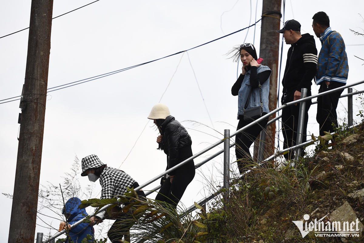 Du khách sốc nhiệt vì gió lạnh 4 độ C ngày Tết ở cổng trời Quản Bạ