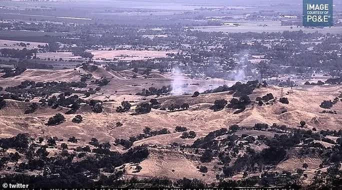 Khói bốc lên sau vụ tai va chạm hôm 18/8 ở Sân bay thành phố Watsonville. Ảnh: Twitter.