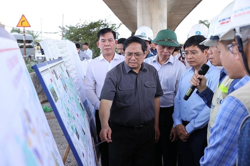 Thủ tướng Phạm Minh Chính kiểm tra, nghe báo cáo Dự án xây dựng đường cao tốc Bến Lức-Long Thành. Ảnh: Dương Giang/TTXVN.