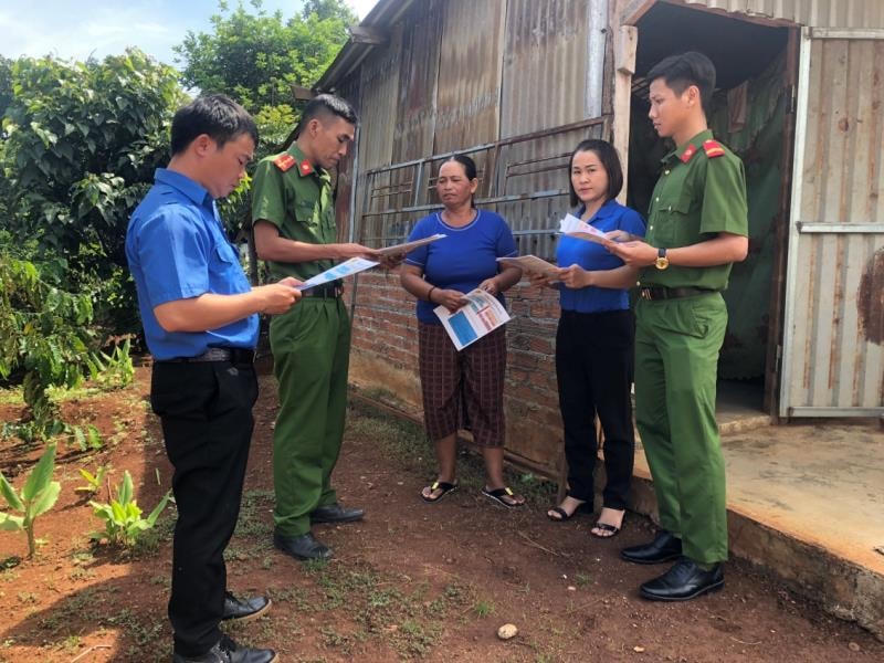 Lực lượng Công an cơ sở tăng cường công tác tuyên truyền, cảnh báo phương thức, thủ đoạn hoạt động “tín dụng đen” cho vay lãi nặng.