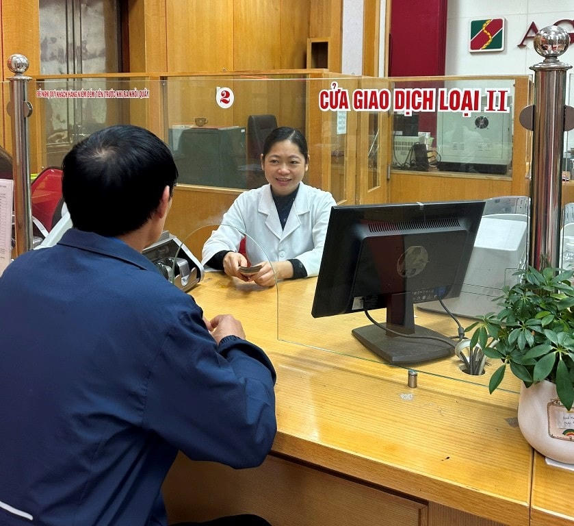 Chị Nguyễn Thị Nhung - Chi nhánh tỉnh Bắc Kạn trả lại 2 tỷ đồng tiền thừa cho khách hàng năm 2022.