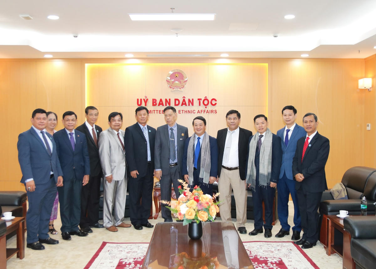 Bộ trưởng, Chủ nhiệm Ủy ban Dân tộc Hầu A Lềnh chụp ảnh lưu niệm cùng các đại biểu.