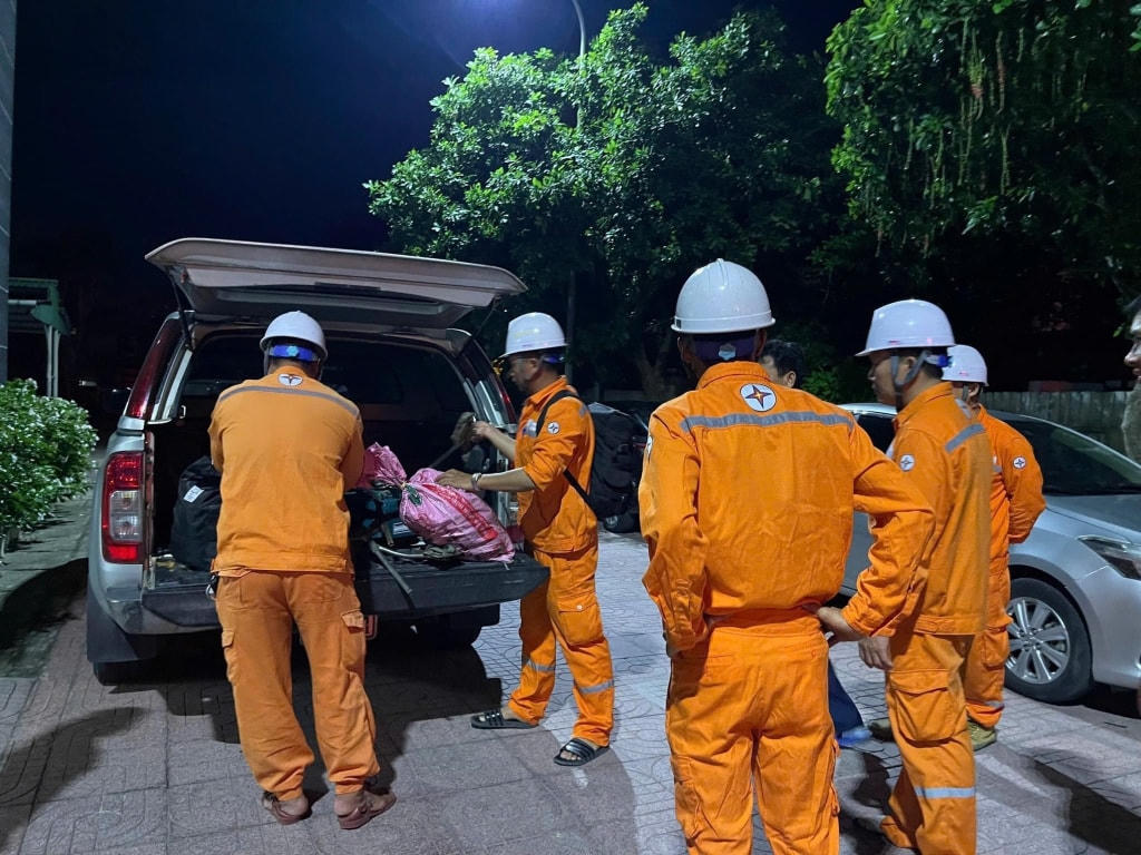 Các "đội xung kích" của Tổng Công ty Điện lực miền Bắc lên đường hỗ trợ Quảng Ninh khắc phục sự cố lưới điện.