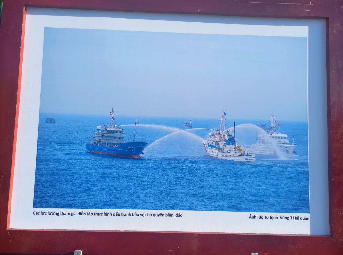 Triển lãm ảnh 'Hoàng Sa - Trường Sa trong lòng Quảng Ngãi'