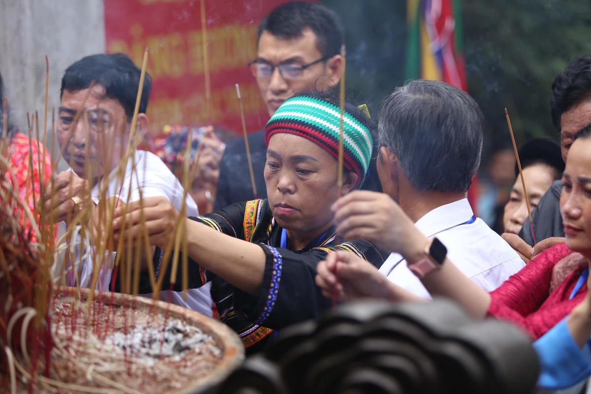 Đại biểu dâng hương tưởng nhớ các Vua Hùng.