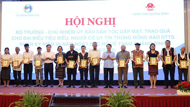Bộ trưởng, Chủ nhiệm Ủy ban Dân tộc Hầu A Lềnh tặng ảnh chân dung Bác Hồ cho các cá nhân tiêu biểu.