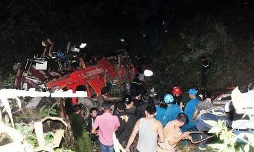Xe giường nằm của hãng xe Sao Việt thuộc Công ty TNHH thương mại và dịch vụ Minh Thành Phát (tỉnh Lào Cai) lao xuống vực ở Sa Pa.