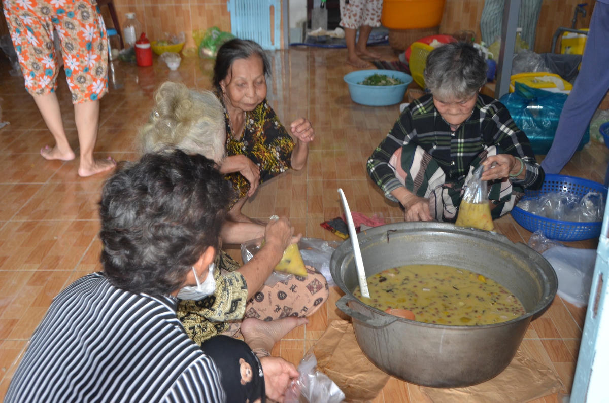 Các cụ già nấu chè mang ra chợ lá.