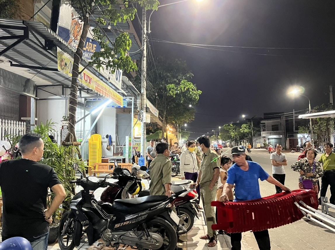 Gia đình đang tổ chức lo hậu sự cho bé trai.  