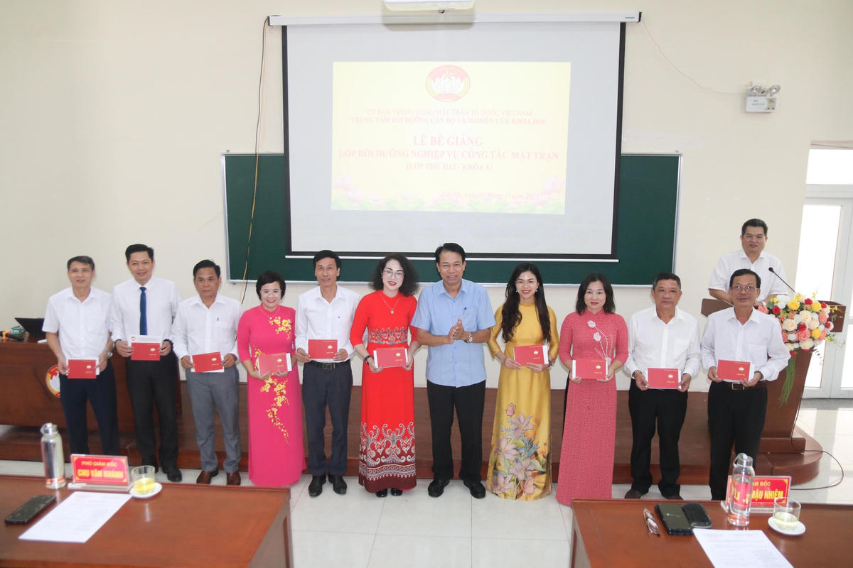 TS Lê Mậu Nhiệm trao Giấy chứng nhận hoàn thành Lớp bồi dưỡng nghiệp vụ công tác Mặt trận (Lớp thứ hai - Khóa X) cho các học viên tham dự.