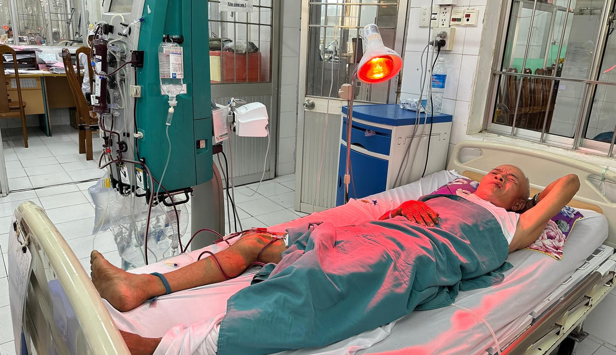Một trong những bệnh nhân bị ngộ độc rượu đang điều trị tại Bệnh viện đa khoa Cà Mau.