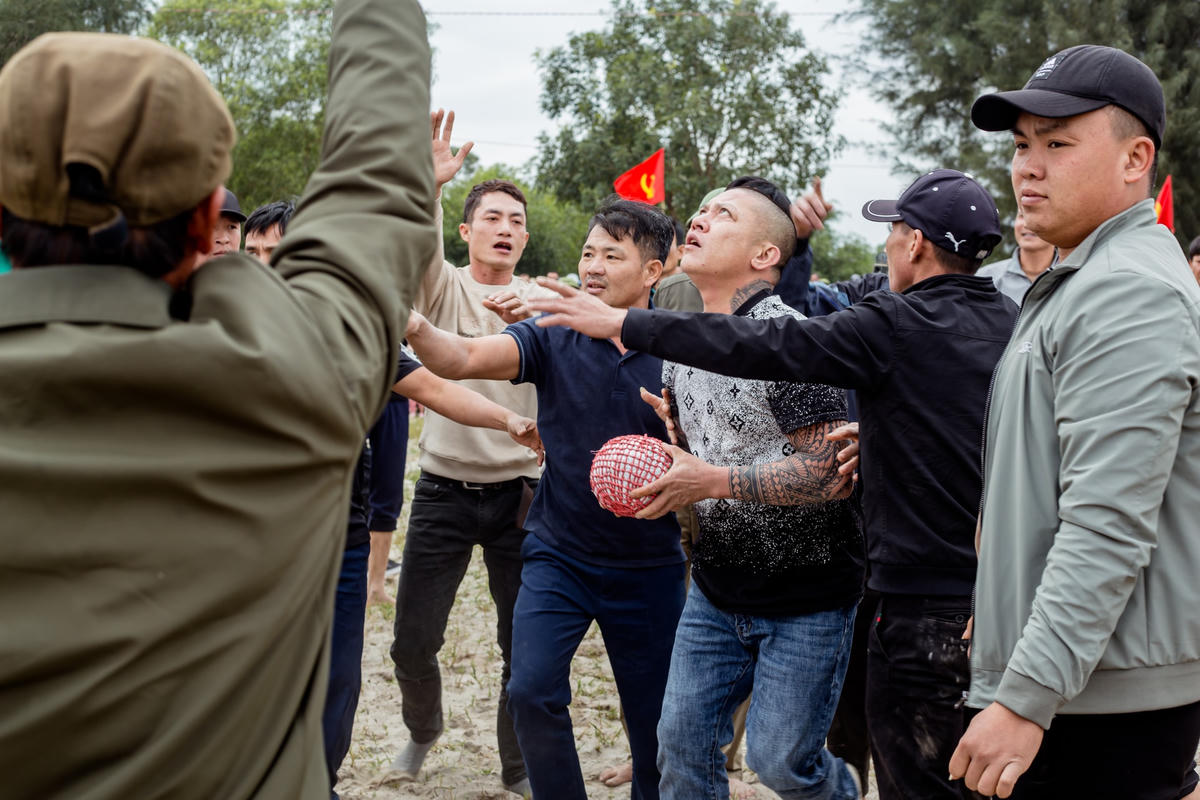 Khi vị bô lão cầm quả cù bước ra giữa sân phát lệnh tung cù thì phần hội được bắt đầu trong sự cổ vũ nhiệt tình của hàng ngàn người dân. Cùng với tiếng chiêng, tiếng trống vang dội, trai tráng hai bên dùng sự nhanh nhẹn, khéo léo để tranh nhau quả cù để ném vào rọ của đối phương trong tiếng reo hò cổ vũ của người xem. Đội nào ném cù vào rọ đối phương trước sẽ là đội giành chiến thắng. 