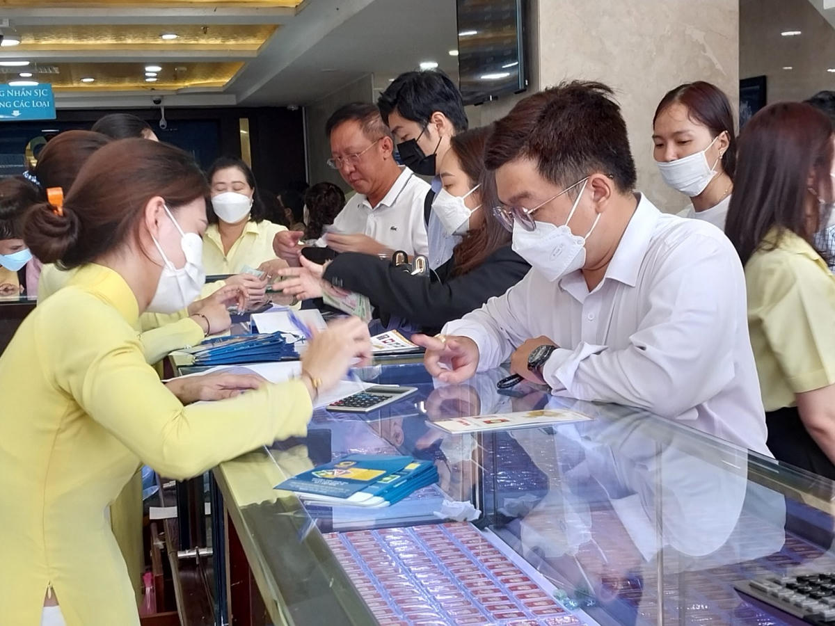 Nhiều công ty, cửa hàng vàng đón lượng lớn khách trong ngày vía Thần Tài.