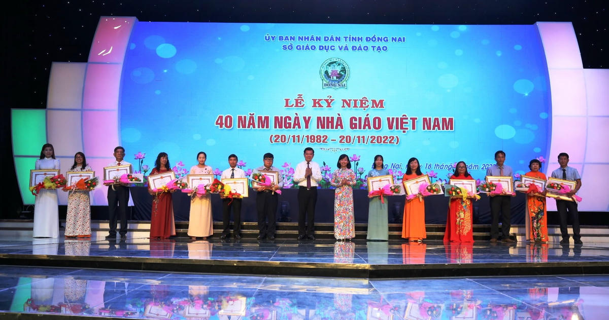 Ủy viên Trung ương Đảng, Bí thư Tỉnh ủy Đồng Nai Nguyễn Hồng Lĩnh tặng bằng khen cho các nhà giáo tiêu biểu. Ảnh C.N.