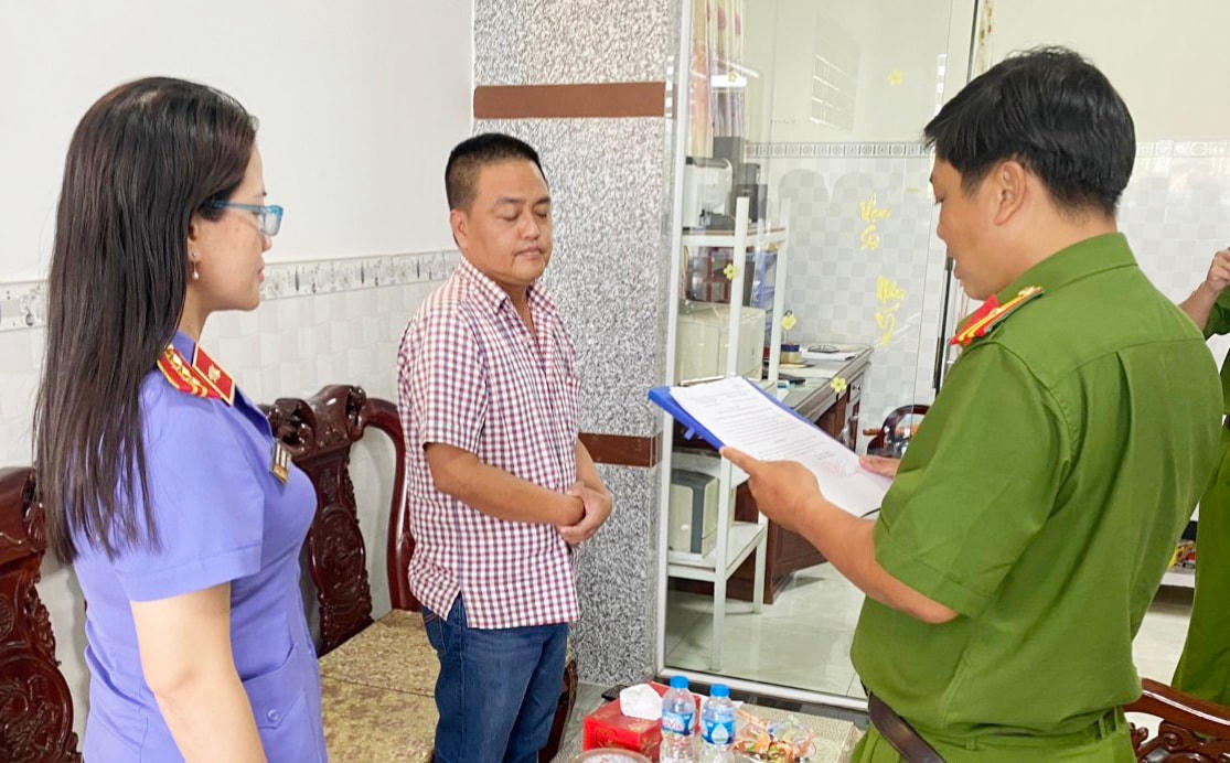Tống đạt quyết định khởi tố bị can, bắt tạm giam Nguyễn Sỹ Hùng tại tỉnh Bến Tre.