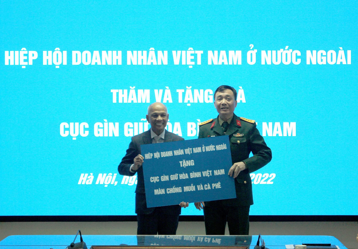 Ông Peter Hồng tặng quà cho Cục Gìn giữ hòa bình Việt Nam.