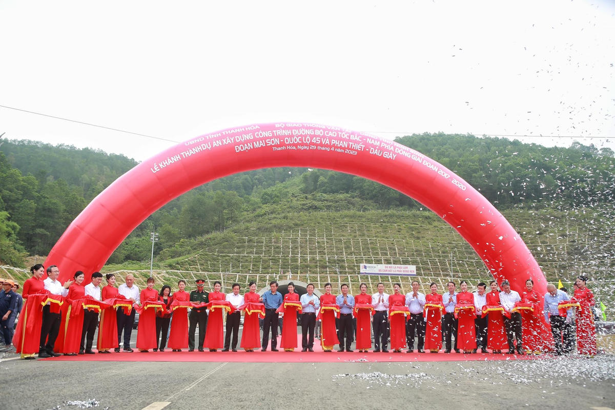 Phó thủ tướng Trần Hồng Hà và lãnh đạo các địa phương, ban ngành cắt băng khánh thành dự án thành phần cao tốc Bắc - Nam đoạn Mai Sơn - QL45.