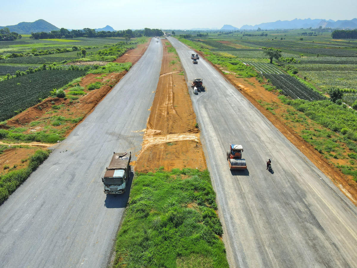 Chủ đầu tư dự án là BQL dự án đầu tư xây dựng công trình giao thông Ninh Bình. Đơn vị thi công là liên danh Doanh nghiệp Xây dựng Xuân Trường và Công ty Thành Trung. Thời gian dự kiến hoàn thành tuyến đường giai đoạn 1 vào ngày 31/12/2024.