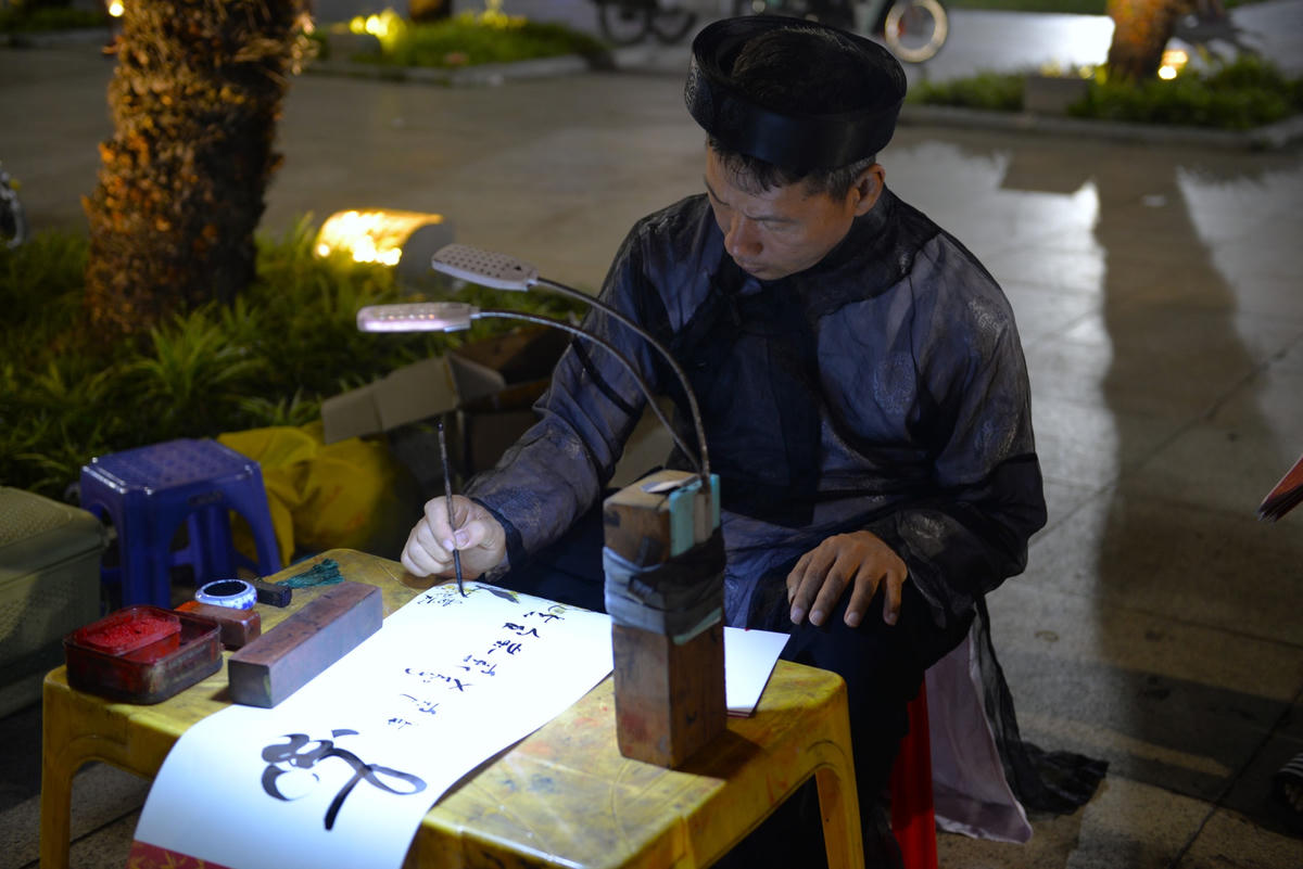 Ngoài ra, tại Quảng trường còn có hoạt động tặng chữ miễn phí.