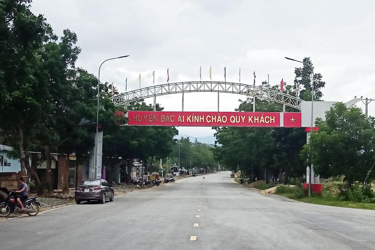 Các cơ sở hạ tầng huyện Bác Ái, nay đã khang trang, đường giao thông rộng rãi, xuyên suốt.
