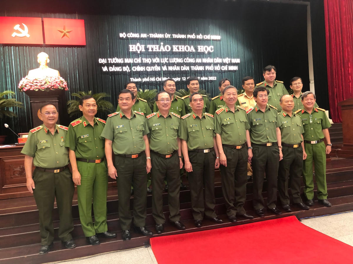 Đại tướng Tô Lâm, Bộ trưởng Bộ Công an chụp lưu niệm cùng các đại biểu CAND tham dự Hội thảo khoa học (Ảnh: Hồng Phúc).