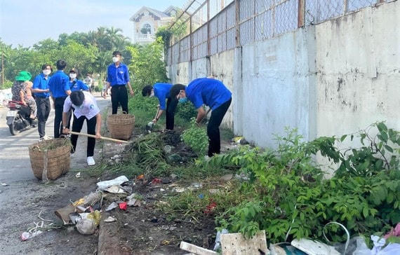 Các đoàn thể và lực lượng vũ trang trên địa bàn quận 12 ra quân tổng vệ sinh phòng, chống dịch sốt xuất huyết.