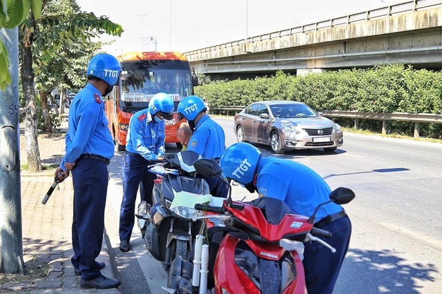 Thanh tra xử lý xe khách đón trả khách không đúng quy định. Ảnh minh họa.