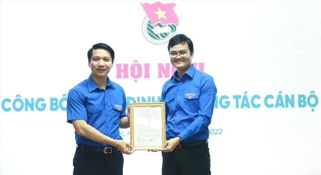 Bí thư thứ nhất Trung ương Đoàn Bùi Quang Huy (bên trái) trao quyết định cho ông Nguyễn Ngọc Lương. Ảnh: VGP/Nhật Nam.
