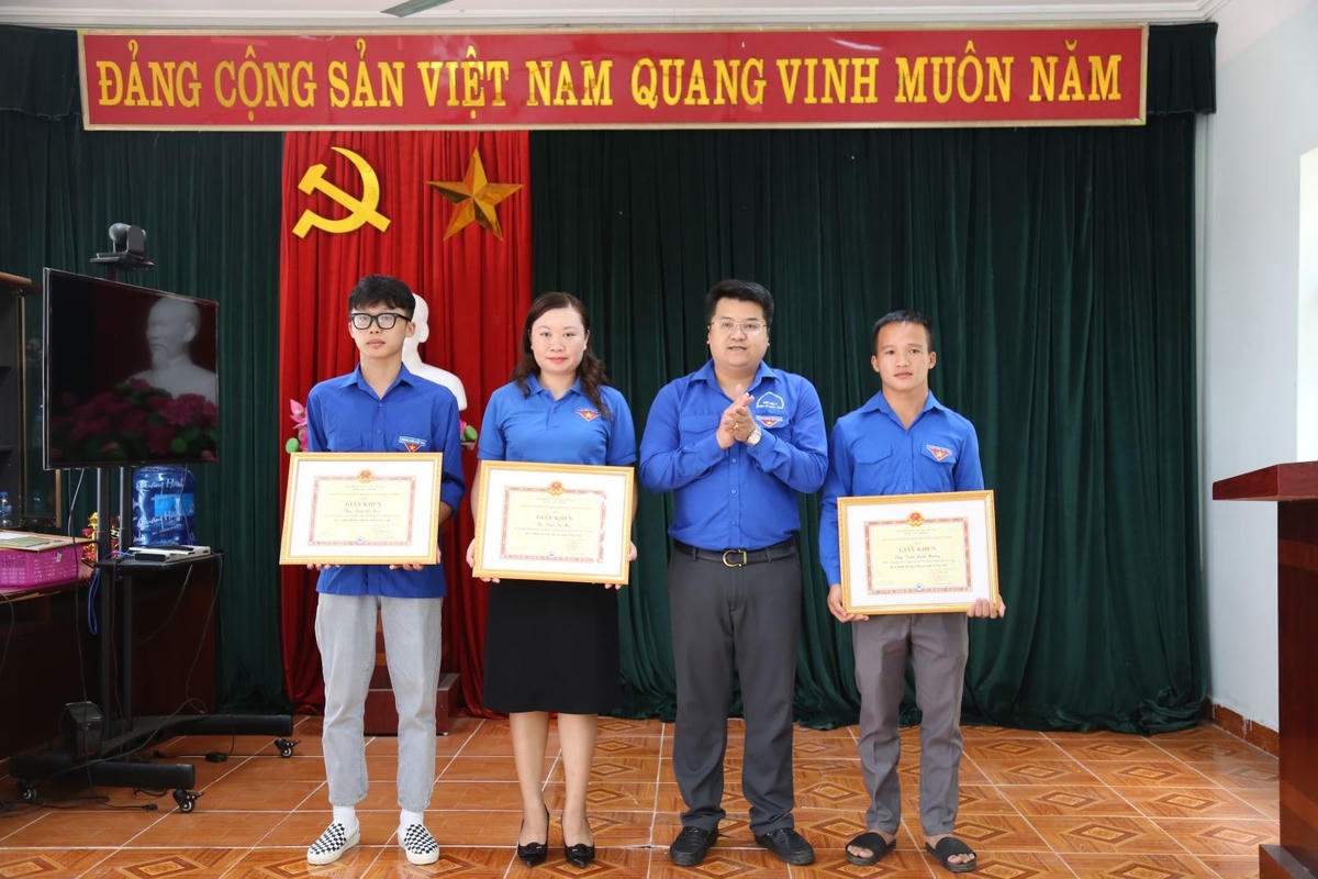 Anh Triệu Xuân Hương, Bí thư Chi đoàn thôn Thác Cát (đứng đầu tiên từ phải sang) nhận giấy khen của UBND TP Hạ Long vì hành động dũng cảm của mình. Ảnh: TP Hạ Long.