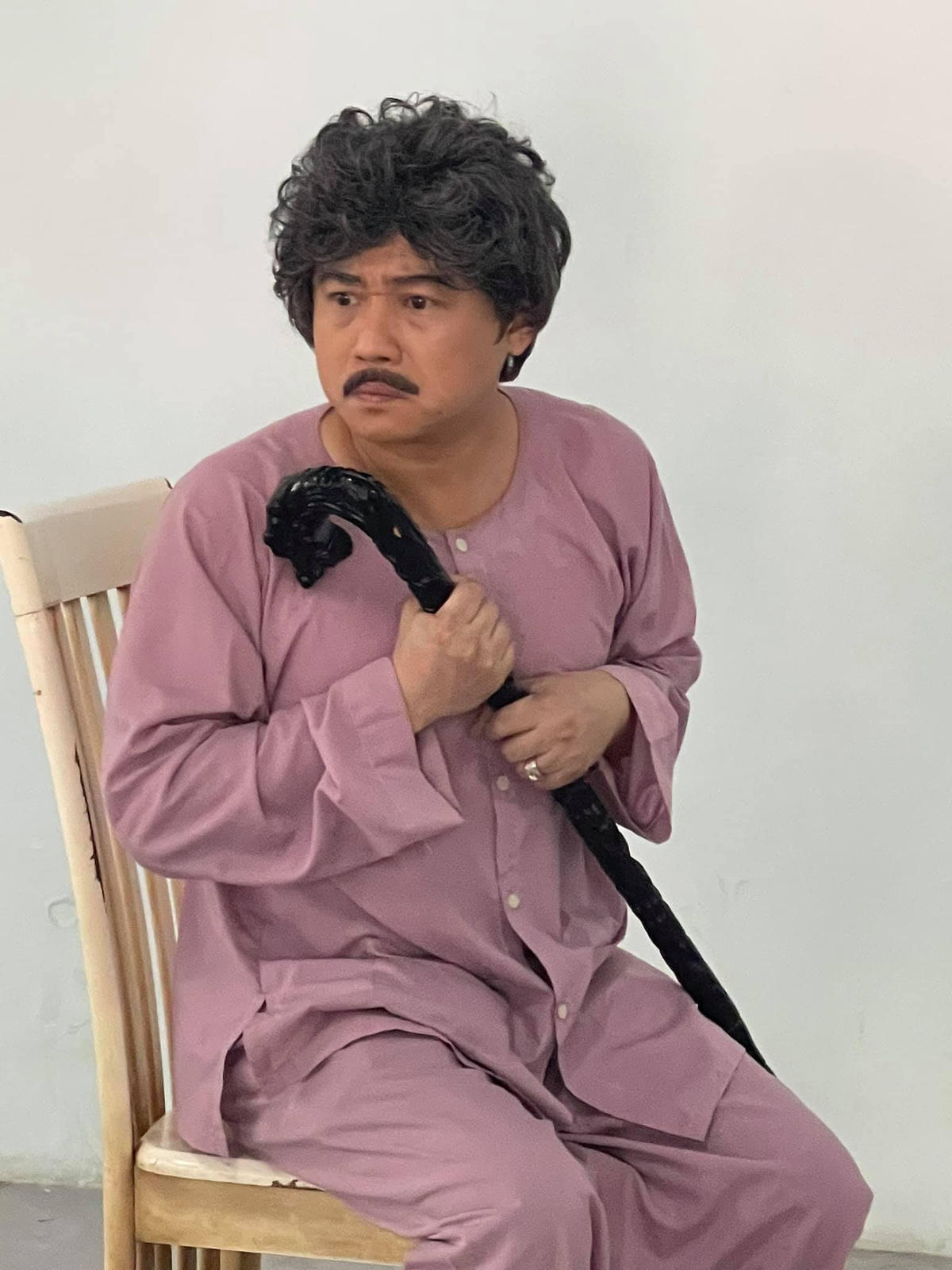 Anh rơi vào cú sốc và từng nghĩ tới chuyện tự vẫn: "Vì tuổi trẻ bồng bột, tôi suy sụp, không chấp nhận thực tế nên suy nghĩ đến việc tự tử và tôi đã làm thật. 