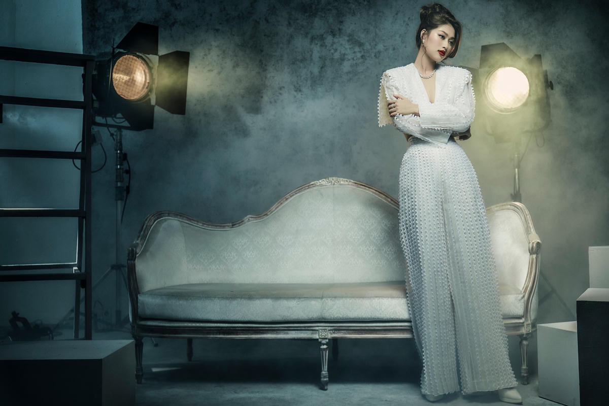 Nhiều khán giả nhận xét cô phù hợp với vai trò diễn viên.