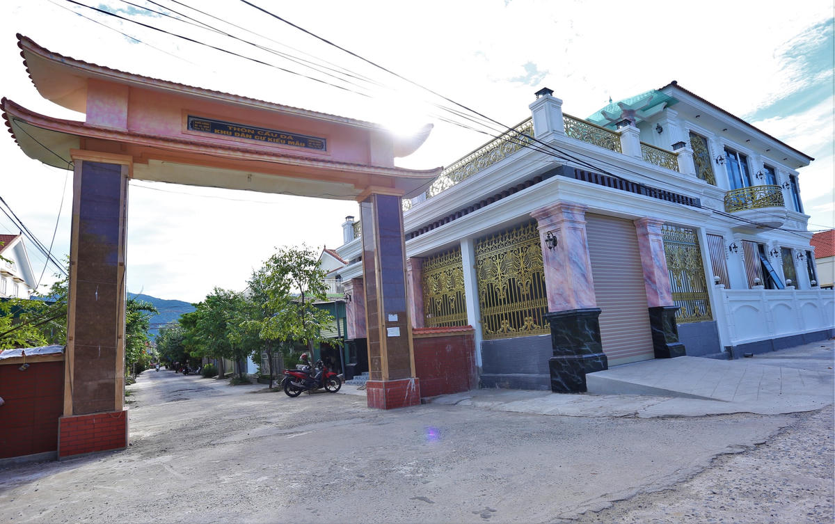 Đường sá khang trang, sạch sẽ bên cạnh là những dãy nhà biệt thự cao tầng được xây dựng bằng tiền của người đi xuất khẩu lao động gửi về.