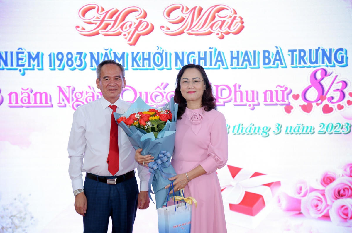 Bí thư Tỉnh uỷ Bạc Liêu Lữ Văn Hùng tặng hoa chúc mừng Phó bí thư thường trực Tỉnh uỷ Lê Thị Ái Nam nhân kỷ niệm ngày Quốc tế Phụ nữ.