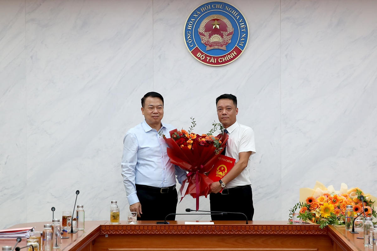 Thứ trưởng Nguyễn Đức Chi trao quyết định bổ nhiệm và chúc mừng ông Nguyễn Việt Hà.