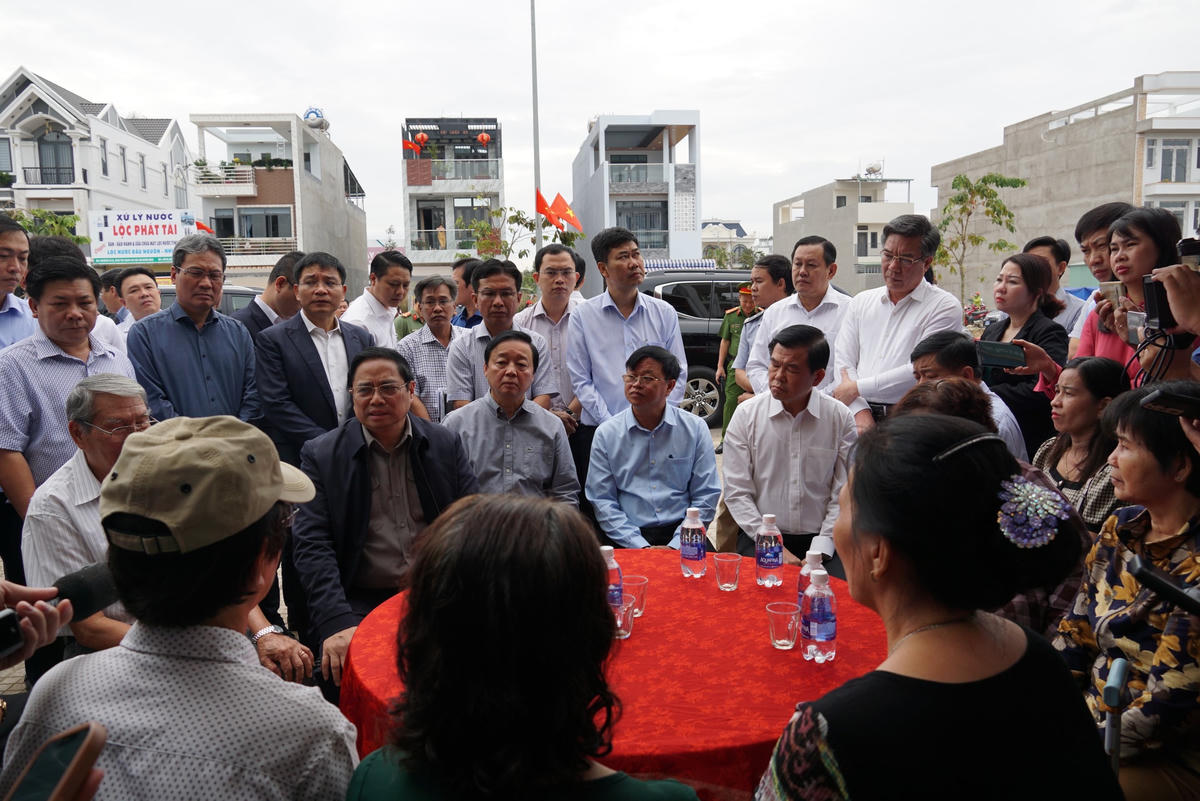 Thủ tướng vui mừng vì thấy nhân dân đã từng bước ổn định cuộc sống ở đây. Ảnh: Mạnh Thìn.