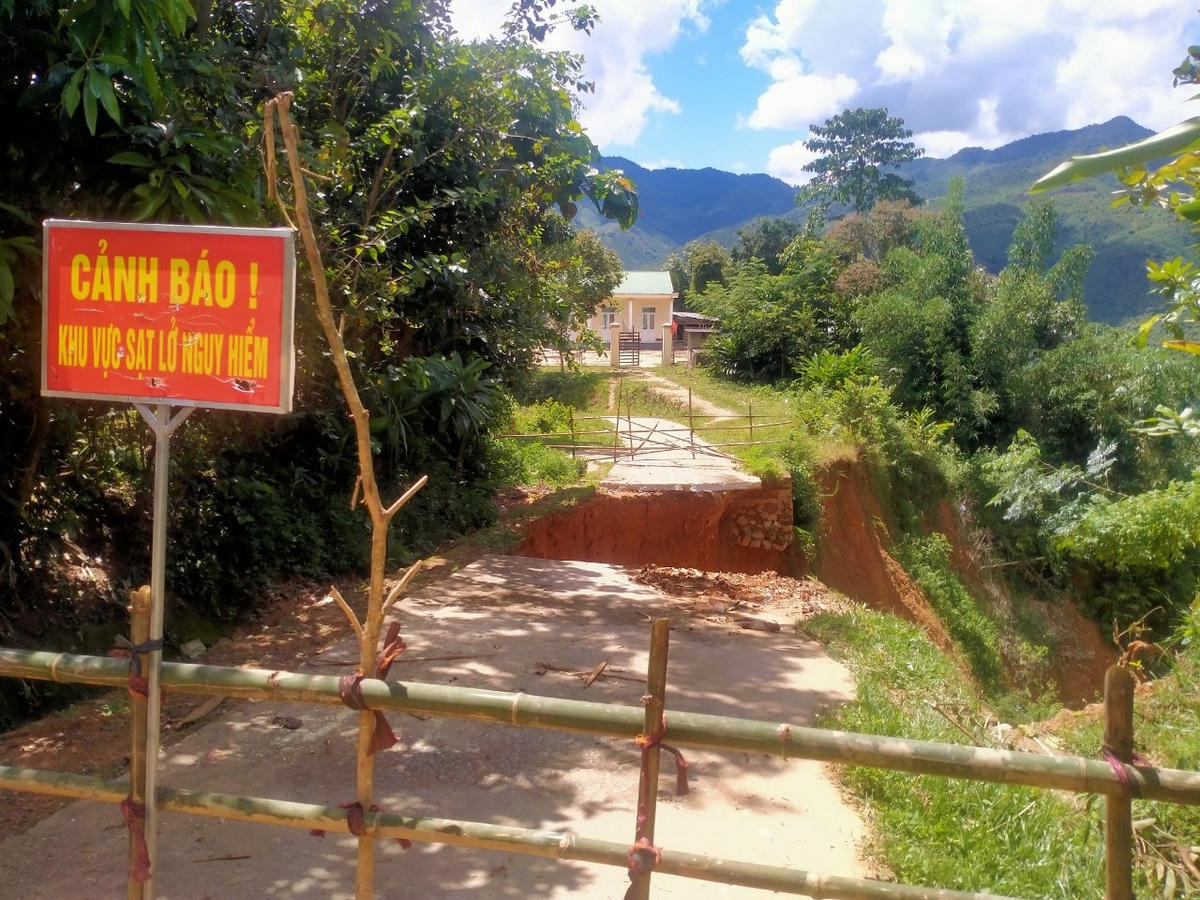 Sau đó, một biển cảnh báo đã được cắm tránh người dân lưu thông.