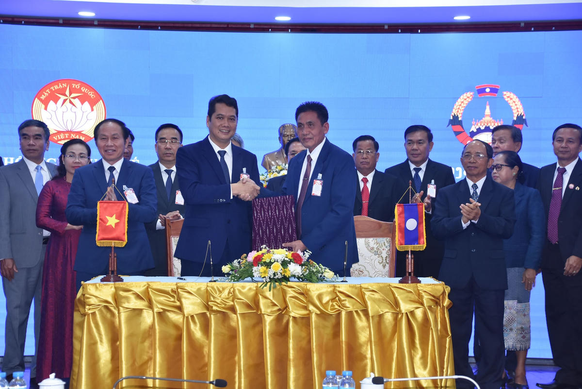 Xây dựng đường biên giới Việt Nam - Lào thắm tình hữu nghị, anh em 