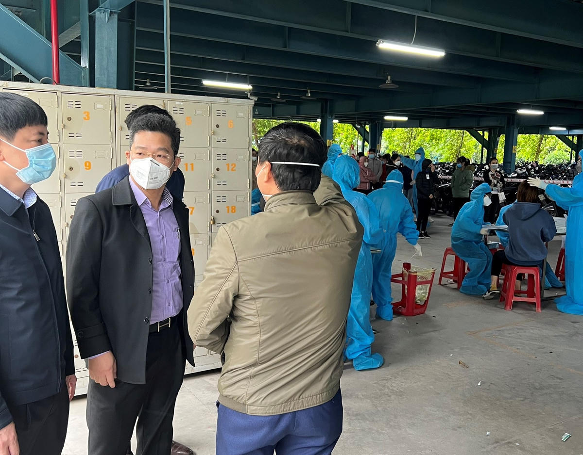 Trong bối cảnh đại dịch Covid-19 hoành hoành, chính quyền tỉnh Nam Định được cộng đồng DN ở địa phương đánh giá “tốt” hoặc “rất tốt” về khả năng ứng phó; đồng thuận cao về cách xử lý khủng hoảng do dịch gây ra của chính quyền tỉnh, thể hiện qua mức 9,09 điểm, xếp hạng 3/63 tỉnh, thành phố. Trong ảnh: Phó Chủ tịch Thường trực UBND tỉnh Trần Anh Dũng chỉ đạo công tác phòng chống dịch, duy trì sản xuất tại các Khu công nghiệp trên địa bàn tỉnh.