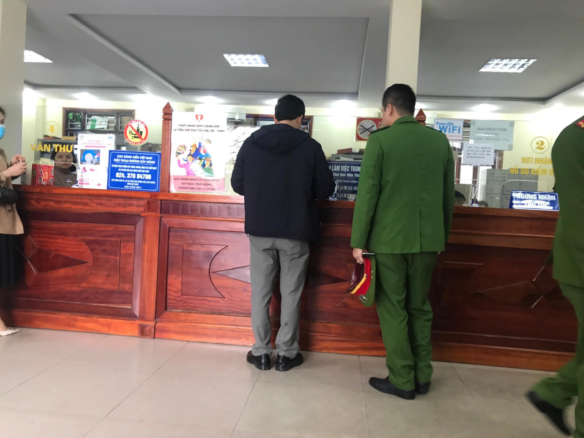 Đại diện lãnh đạo Trung tâm ký vào nhiều giấy tờ mà công an thu giữ.