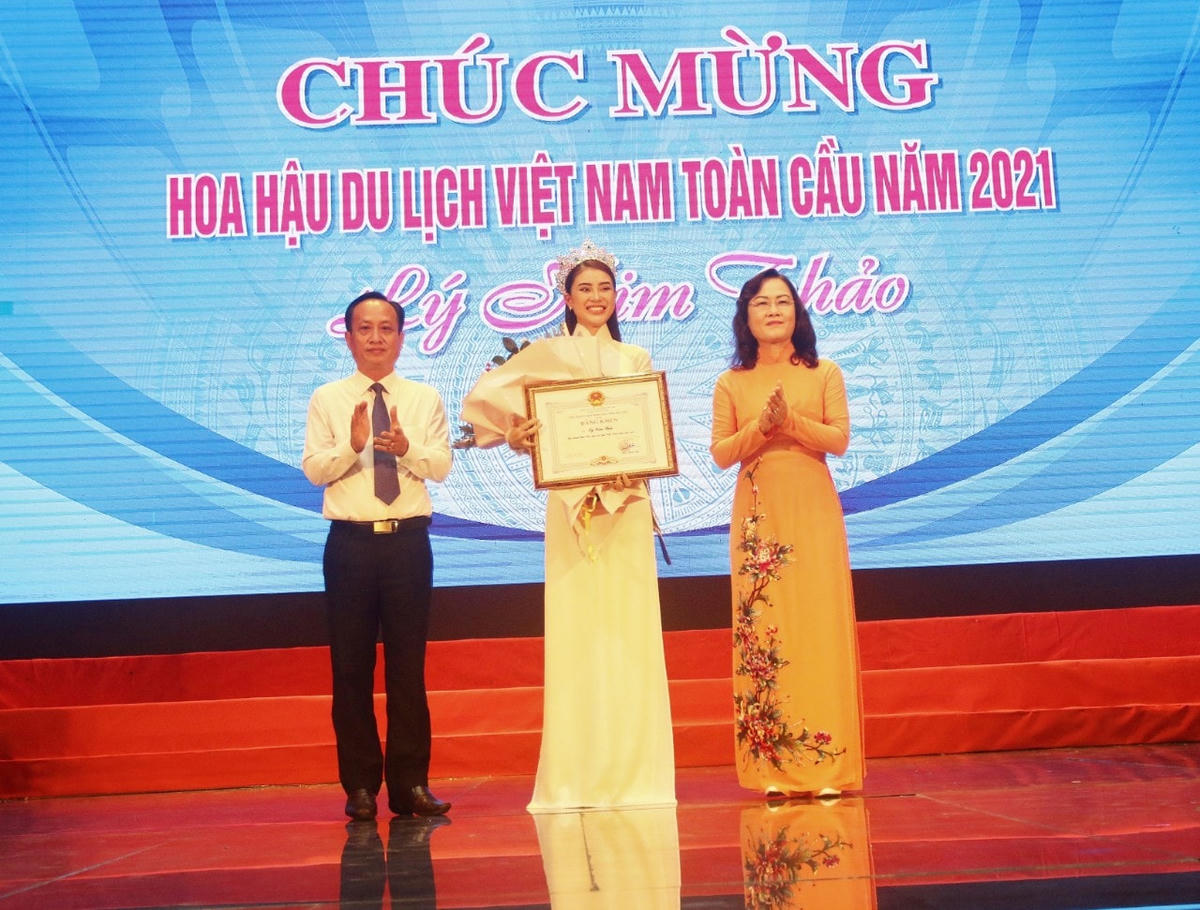 Lãnh đạo tỉnh Bạc Liêu tặng Bằng khen và hoa chúc mừng tân Hoa hậu Du lịch Việt Nam toàn cầu Lý Kim Thảo.  