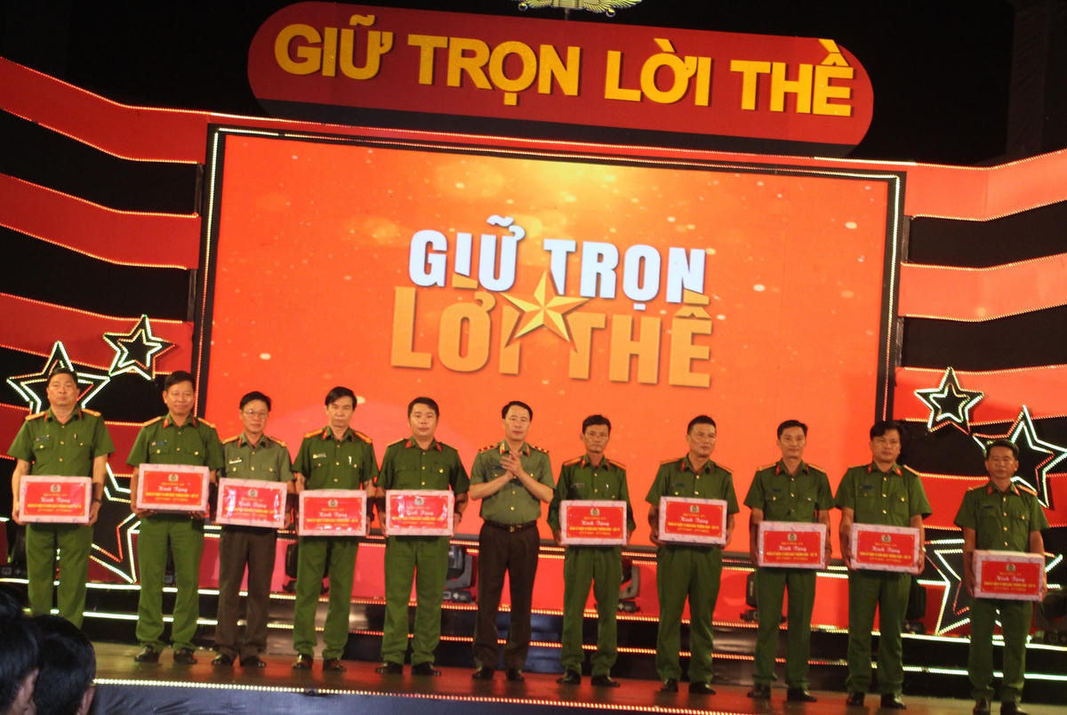 Trung tướng Lê Quốc Hùng tặng quà cho thân nhân các gia đình có công cách mạng.