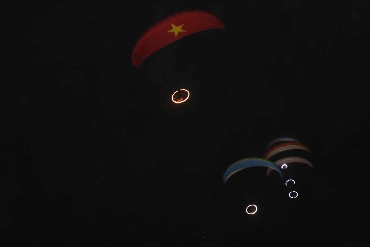 Những tiết mục biểu diễn dù lượn lần đầu tiên được triển khai tại lễ hội du lịch biển Hải Tiến.