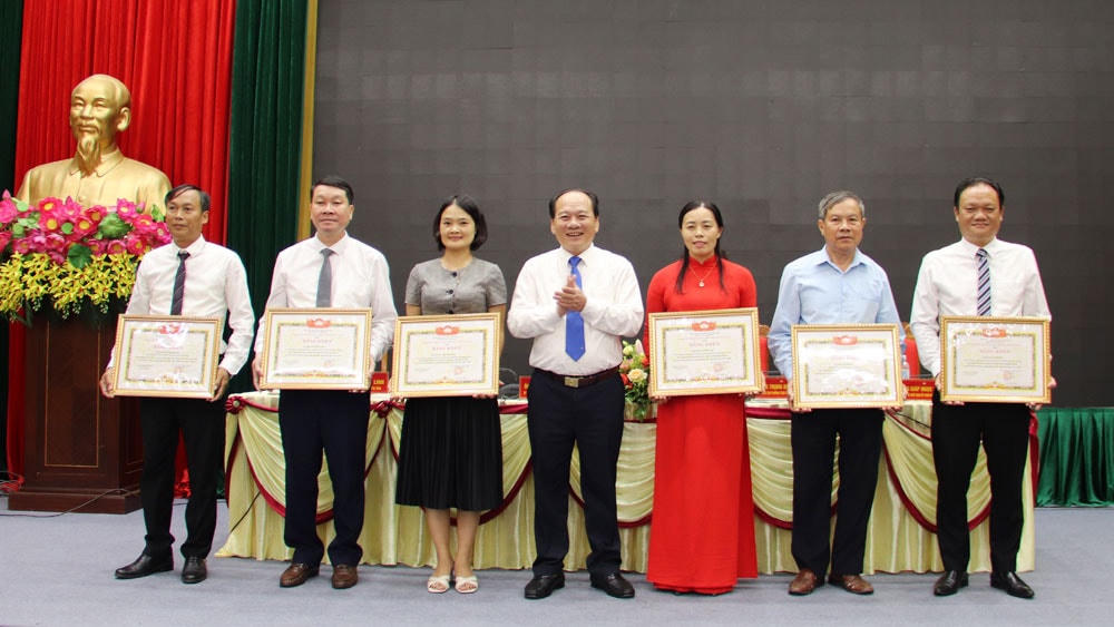 Ông Trần Công Thắng trao Bằng khen cho các cá nhân có thành tích xuất sắc.