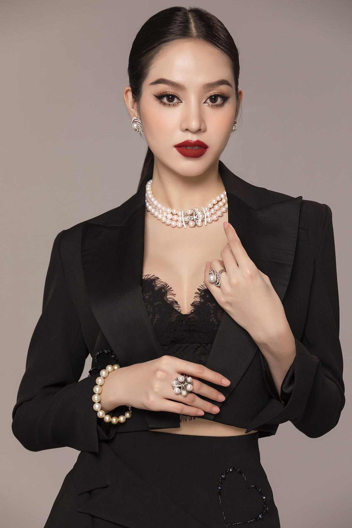 Thời gian gần đây, nàng Hậu thường xuyên ưa thích những bộ trang phục gợi cảm, có đường cắt xẻ táo bạo để khoe sắc vóc hoàn hảo cơ thể. Thanh Thủy cũng xuất hiện thường xuyên trên các sàn diễn thời trang nhờ lợi thế đôi chân thon dài của mình.