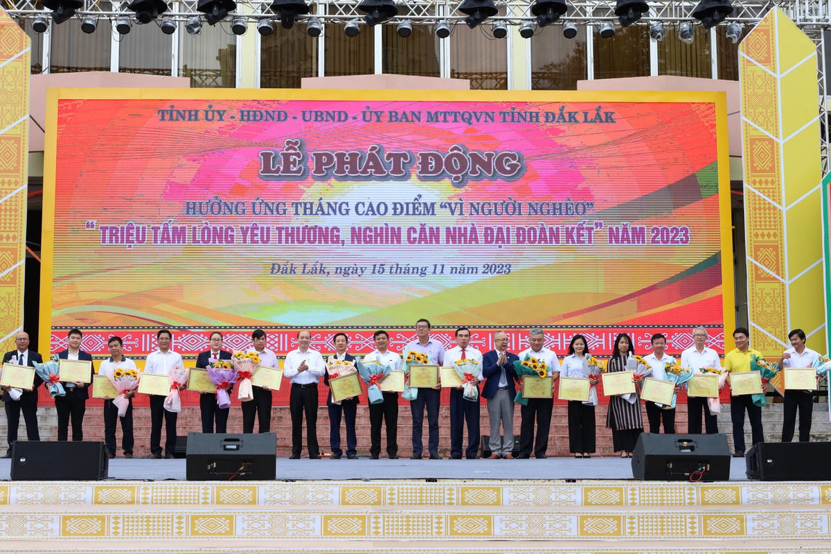 Ông Phạm Ngọc Nghị, Phó Bí thư Tỉnh ủy, Chủ tịch UBND tỉnh tặng hoa cho các tổ chức, doanh nghiệp, mạnh thường quân, nhà hảo tâm ủng hộ Quỹ.