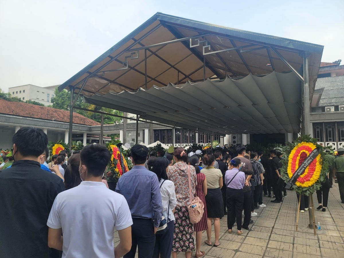 Từng đoàn người thành kính tiễn đưa các liệt sĩ về nơi an nghỉ...